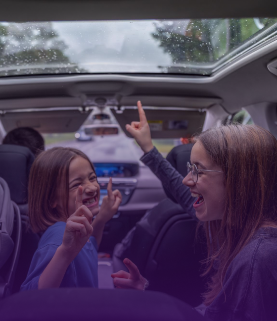 Chicas divirtiéndose dentro de un automóvil