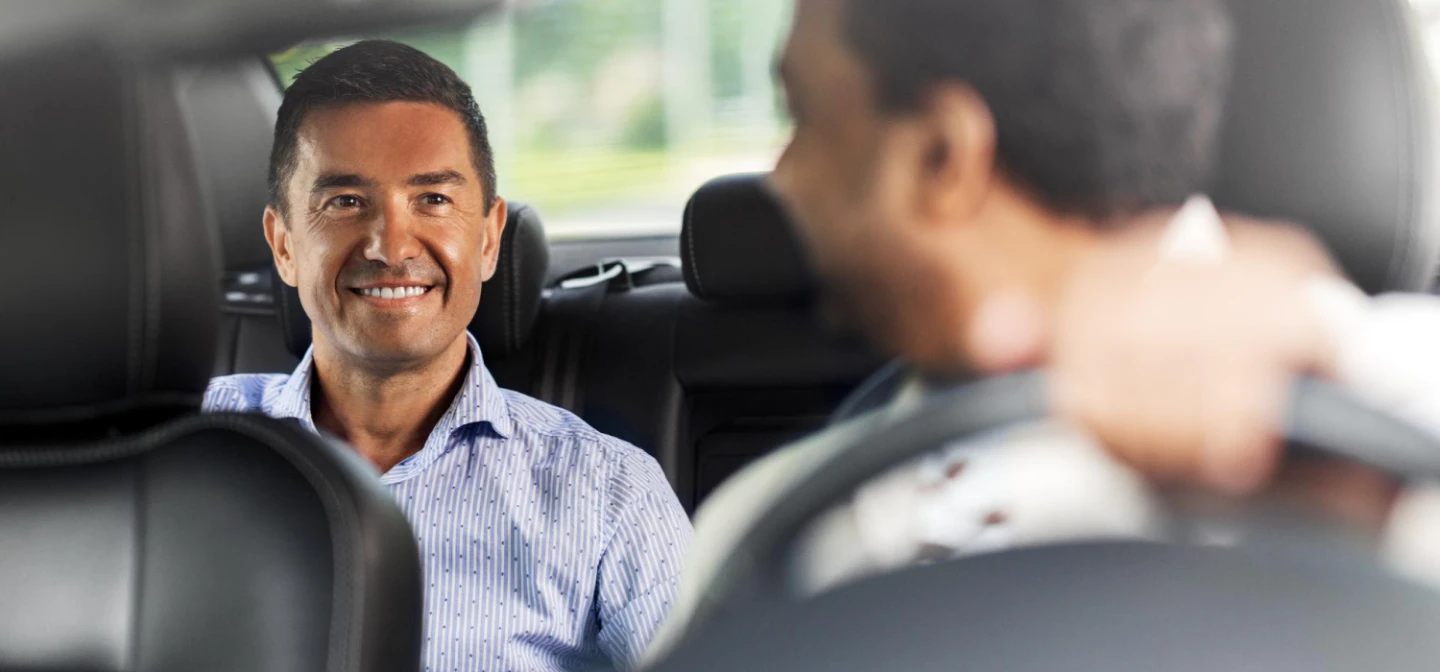 Cliente disfrutando de su viaje en un vehículo de Caliconfort