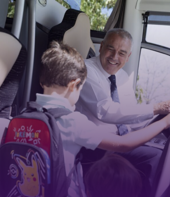 Niño subiendo a su ruta escolar de Caliconfort